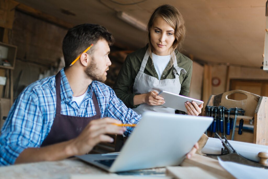 un hombre y una mujer conversando en un taller